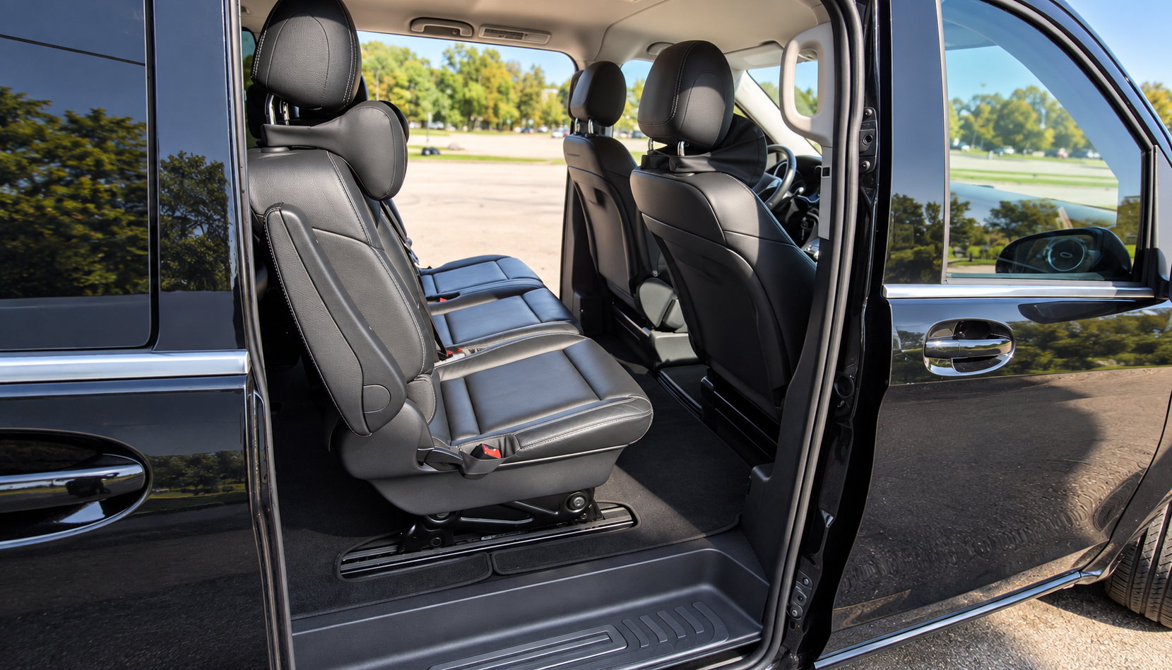 Mercedes V250 vidurinė sėdynių eilė pro atidarytas stumdomas duris